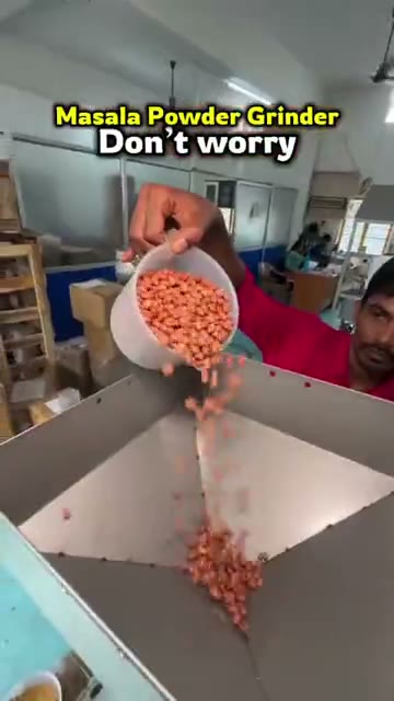Hakura spice mill in use